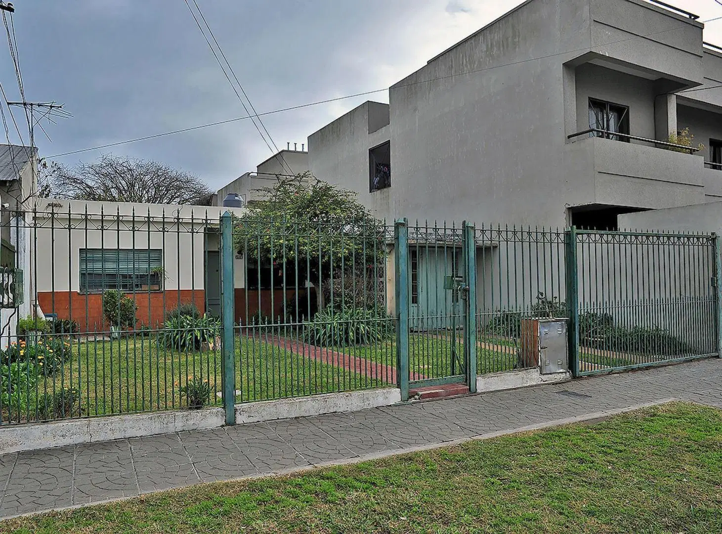 VENTA CASA CON FONDO JARDIN Y COCHERA BERAZATEGUI 4