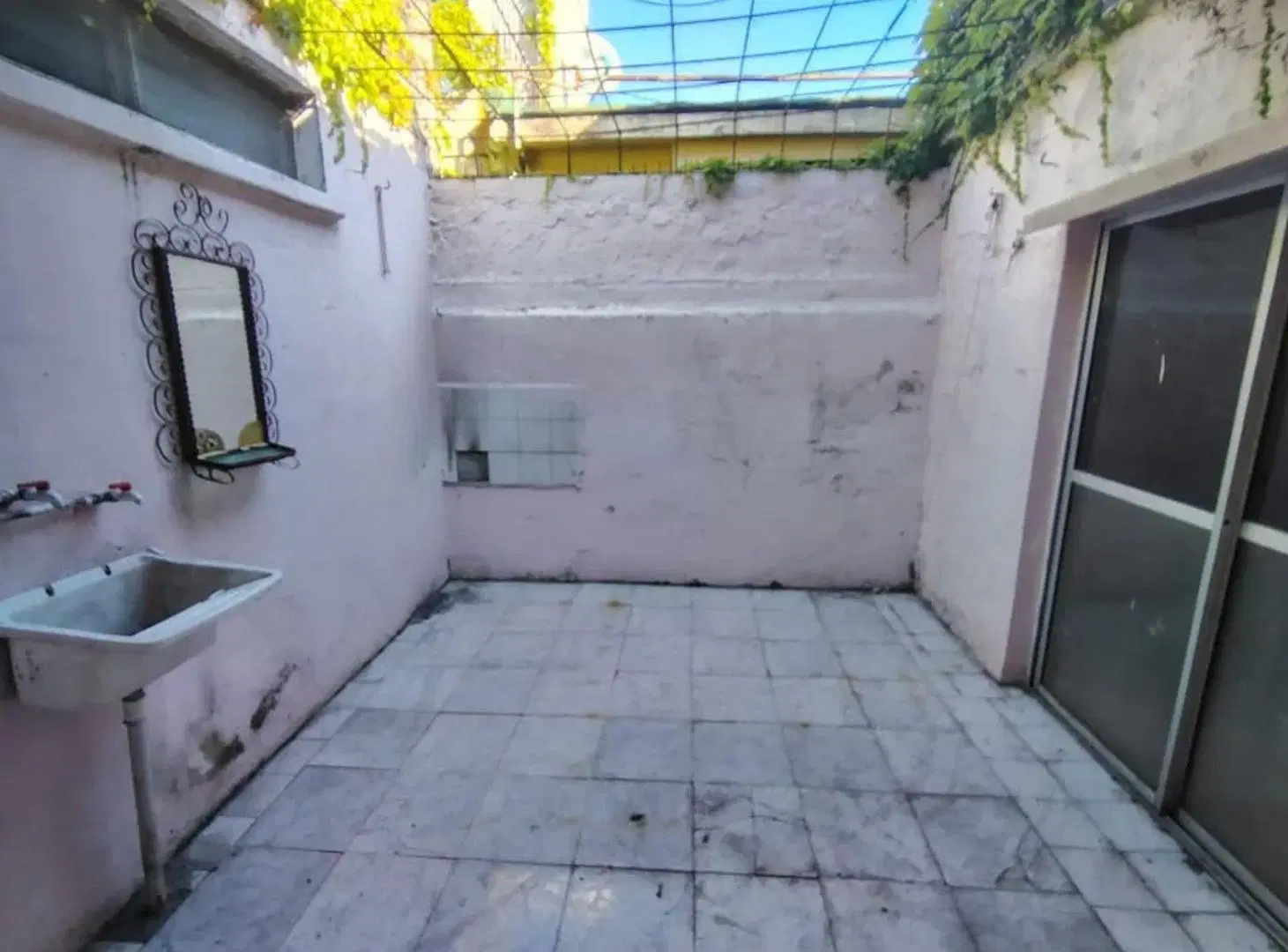 Venta PH con patio a refaccionar sin expensas 2