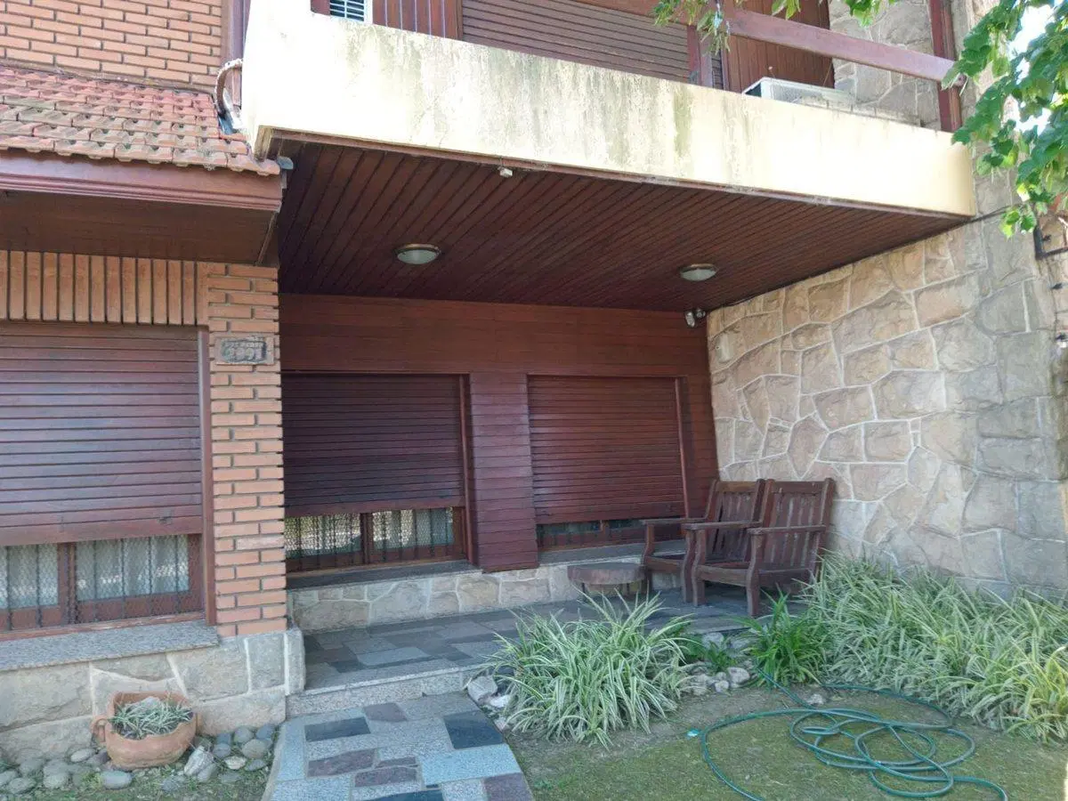 VENTA CASA 4 AMBIENTES CON DOS COCHERAS EN QUILMES 5