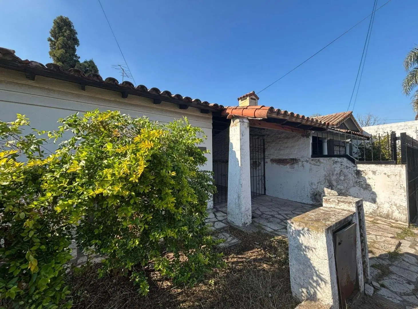 VENTA CASA A REFACCIONAR PALOMAR MORON 3