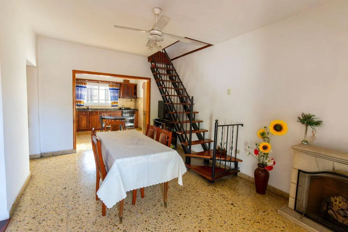 VENTA SARANDI  CASA 5 AMB PATIO + COCHERA 2