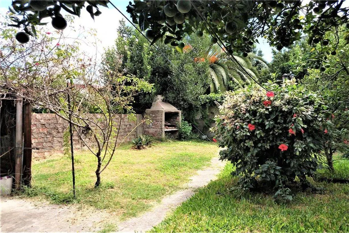 VENTA CASA 3 AMBIENTES, COCHERA Y PARQUE - QUILMES 1