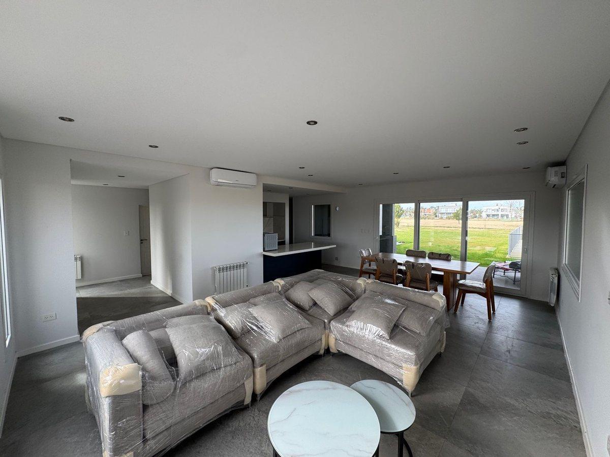 Foto de VENTA CASA HARAS DEL SUR 3 C/ PILETA 3 DORMITORIOS, imagen 3