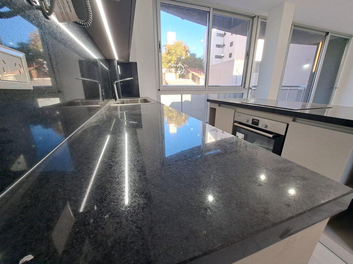 Foto de VENTA 2 AMB 51M2 SEMIPISO COCHERA RAMOS MEJIA, imagen 2