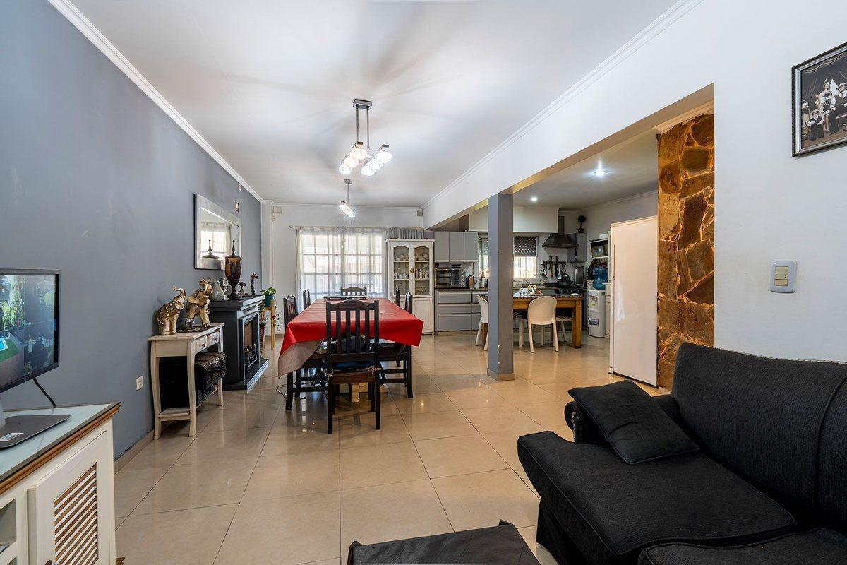 Foto de VENTA CASA 5 AMB QUILMES CON PILETA, imagen 4