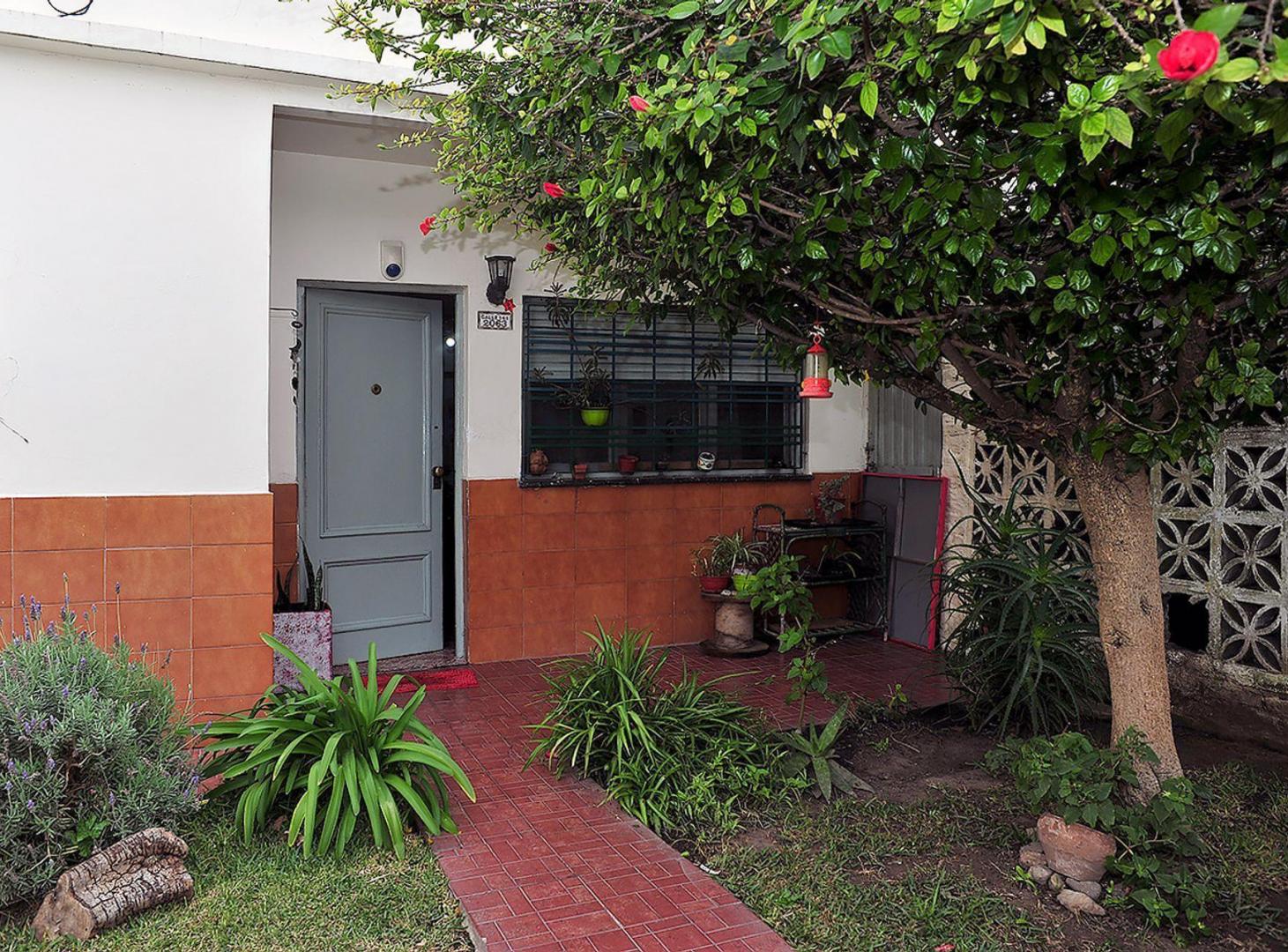Foto de VENTA CASA CON FONDO JARDIN Y COCHERA BERAZATEGUI, imagen 1