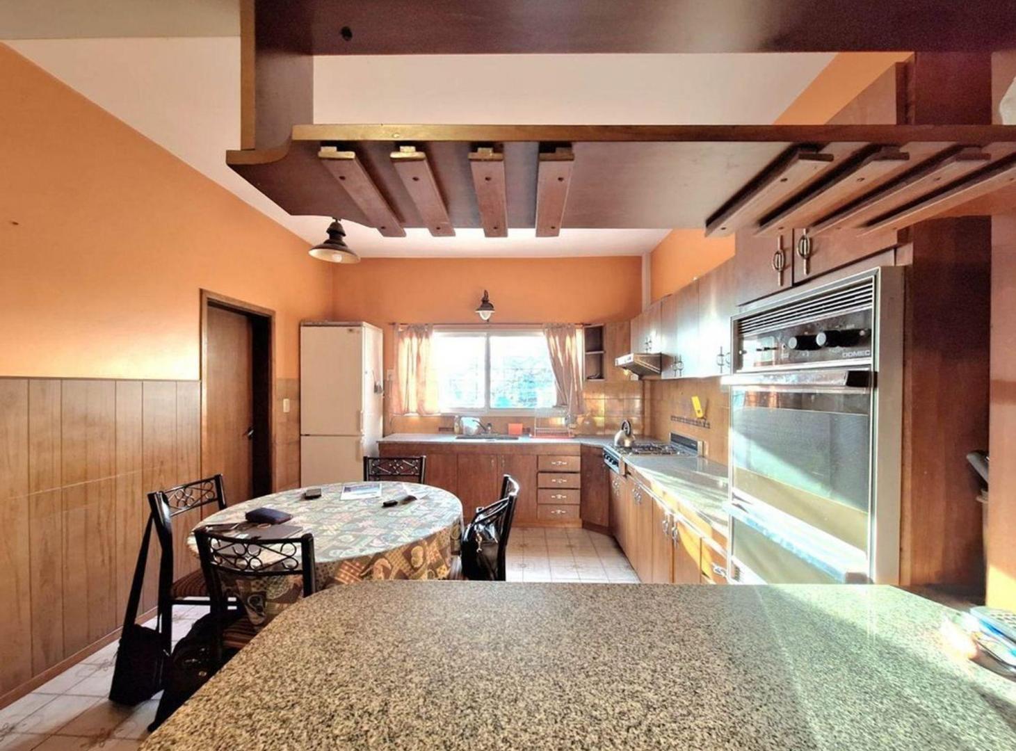 Foto de VENTA CASA 4 AMBIENTES RAFAEL CALZADA COCHERA, imagen 5