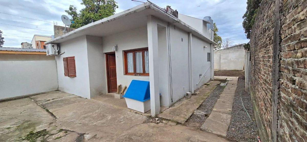 Foto de Alquiler casa 3 ambientes patio garaje Ezpeleta, imagen 2