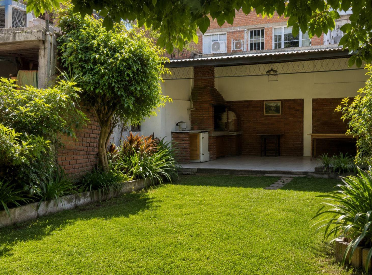 Foto de VENTA CASA 5 AMBIENTES BERNAL JARDIN COCHERA, imagen 1