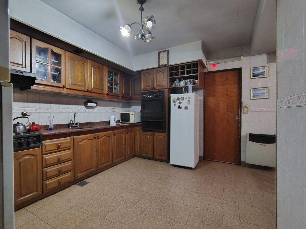 Foto de Venta Casa 6 Ambientes Quincho Pileta - Sarandí, imagen 2