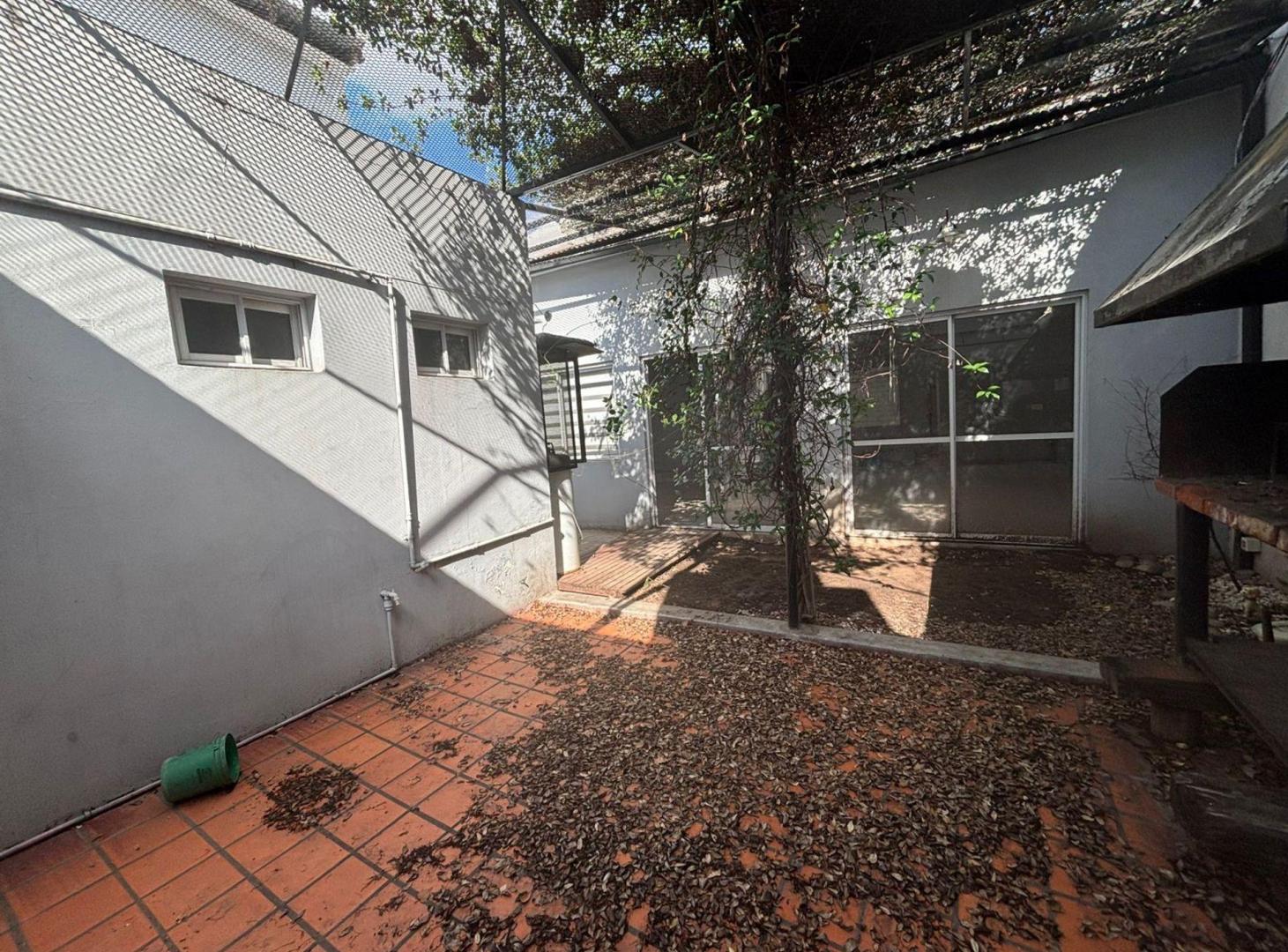Foto de VENTA LANUS CASA 2 AMBIENTES CON QUINCHO Y PATIO, imagen 1