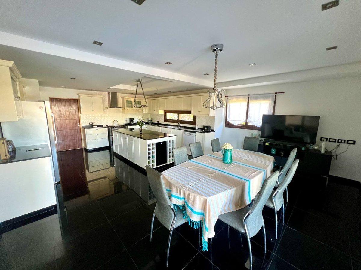 Foto de VENTA CASA NUEVO QUILMES 8 AMBIENTES A LA LAGUNA, imagen 2