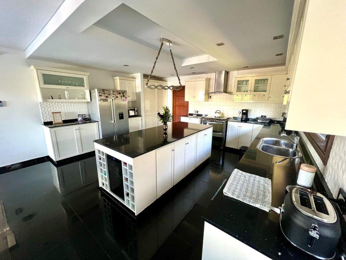 Foto de VENTA CASA NUEVO QUILMES 8 AMBIENTES A LA LAGUNA, imagen 3
