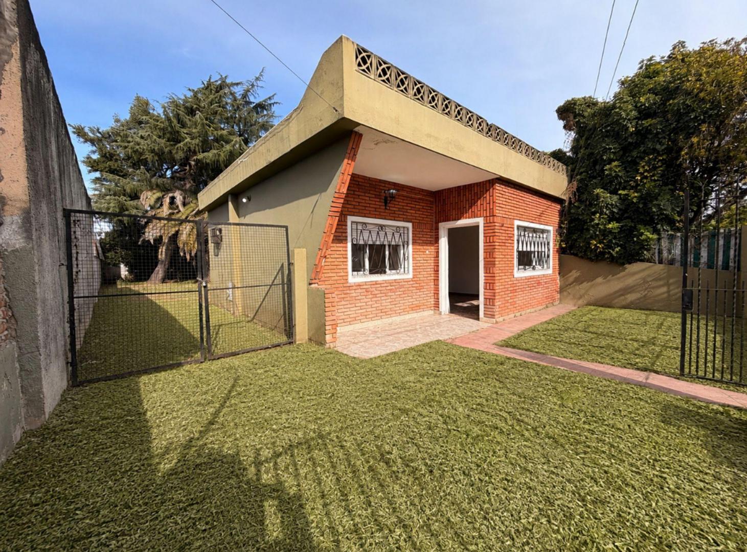 Foto de VENTA CASA 2 AMB MONTE GRANDE GARAGE PILETA JARDIN, imagen 1