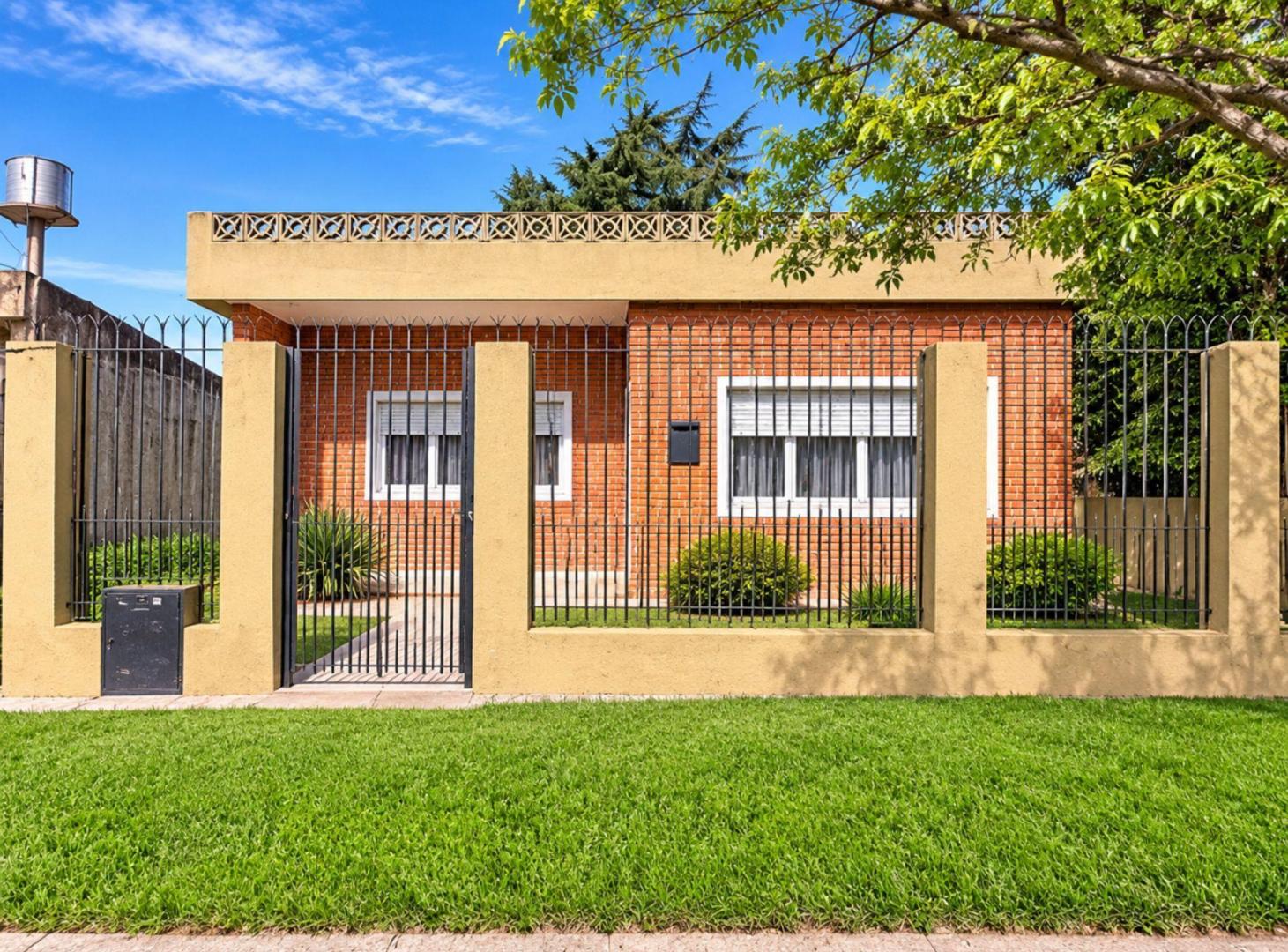 Foto de VENTA CASA 2 AMB MONTE GRANDE GARAGE PILETA JARDIN, imagen 3