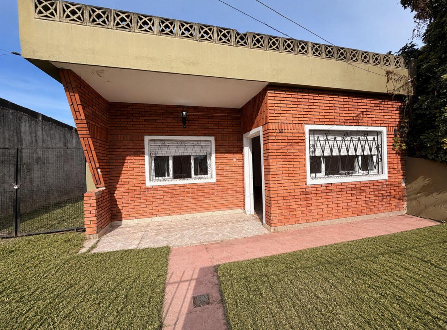 Foto de VENTA CASA 2 AMB MONTE GRANDE GARAGE PILETA JARDIN, imagen 2