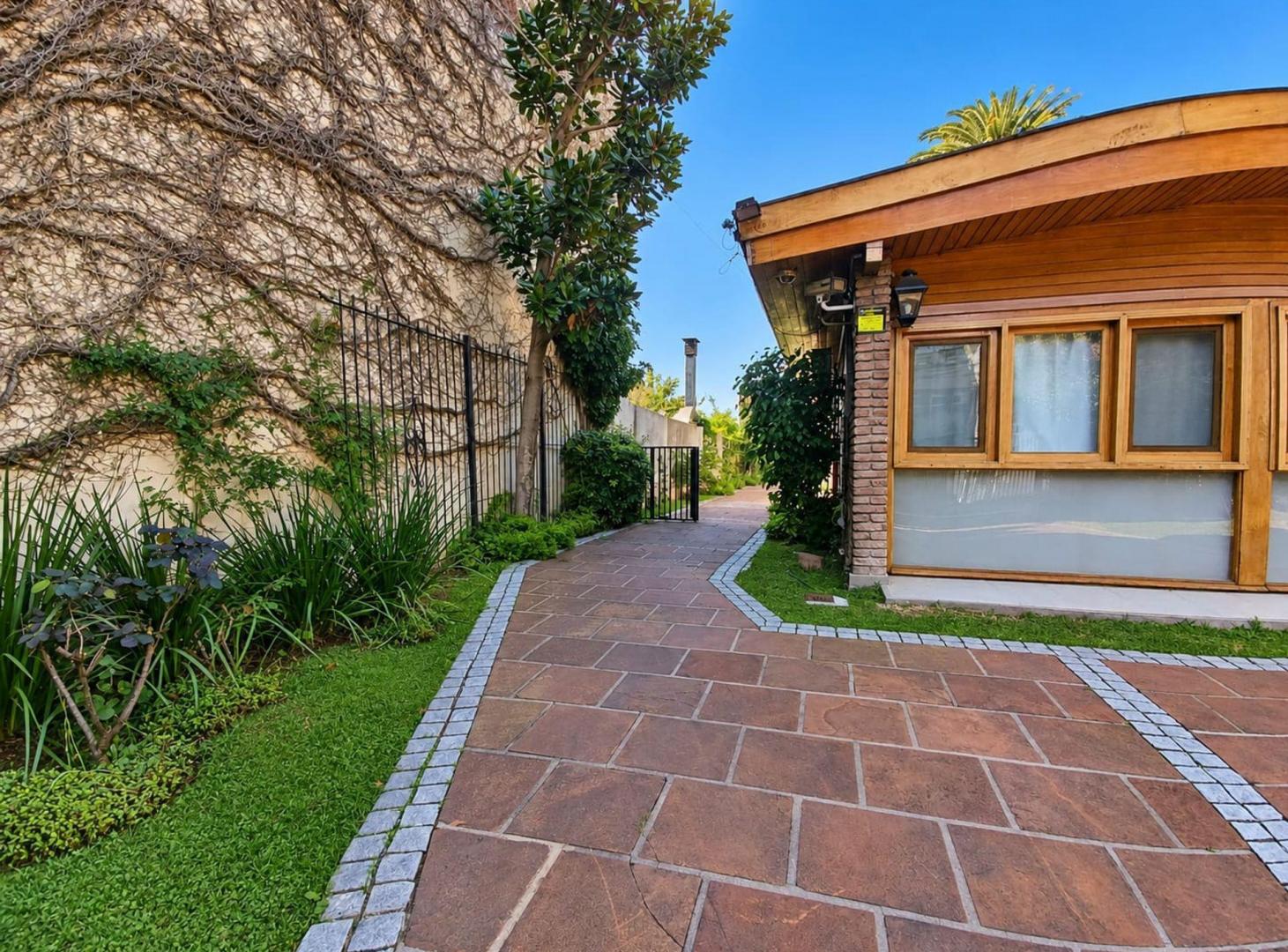 Foto de Venta Olivos Casa 6 amb Quincho Pileta cochera, imagen 4
