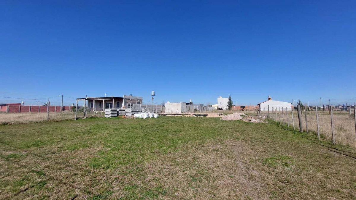 Foto de VENTA LOTE 600 M2 DOMSELAAR con materiales, imagen 2