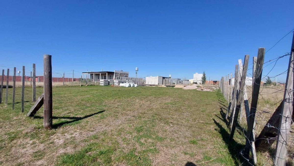 Foto de VENTA LOTE 600 M2 DOMSELAAR con materiales, imagen 1