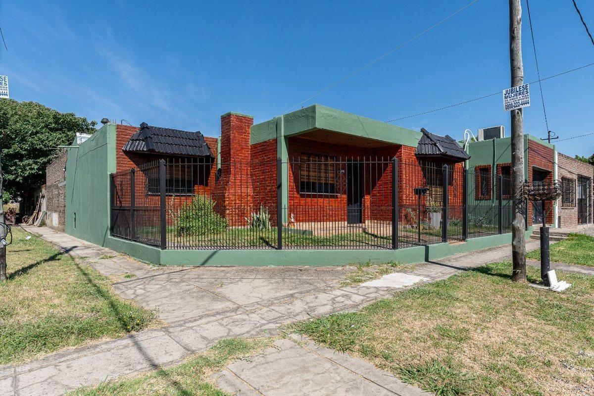 Foto de VENTA CASA 4 AMB. BERTAZATEGUI PATIO-PARRILLA, imagen 3