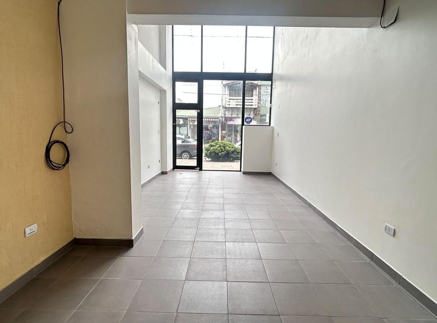 Foto de Venta Wilde Excelente Local a metros de Las Flores, imagen 2