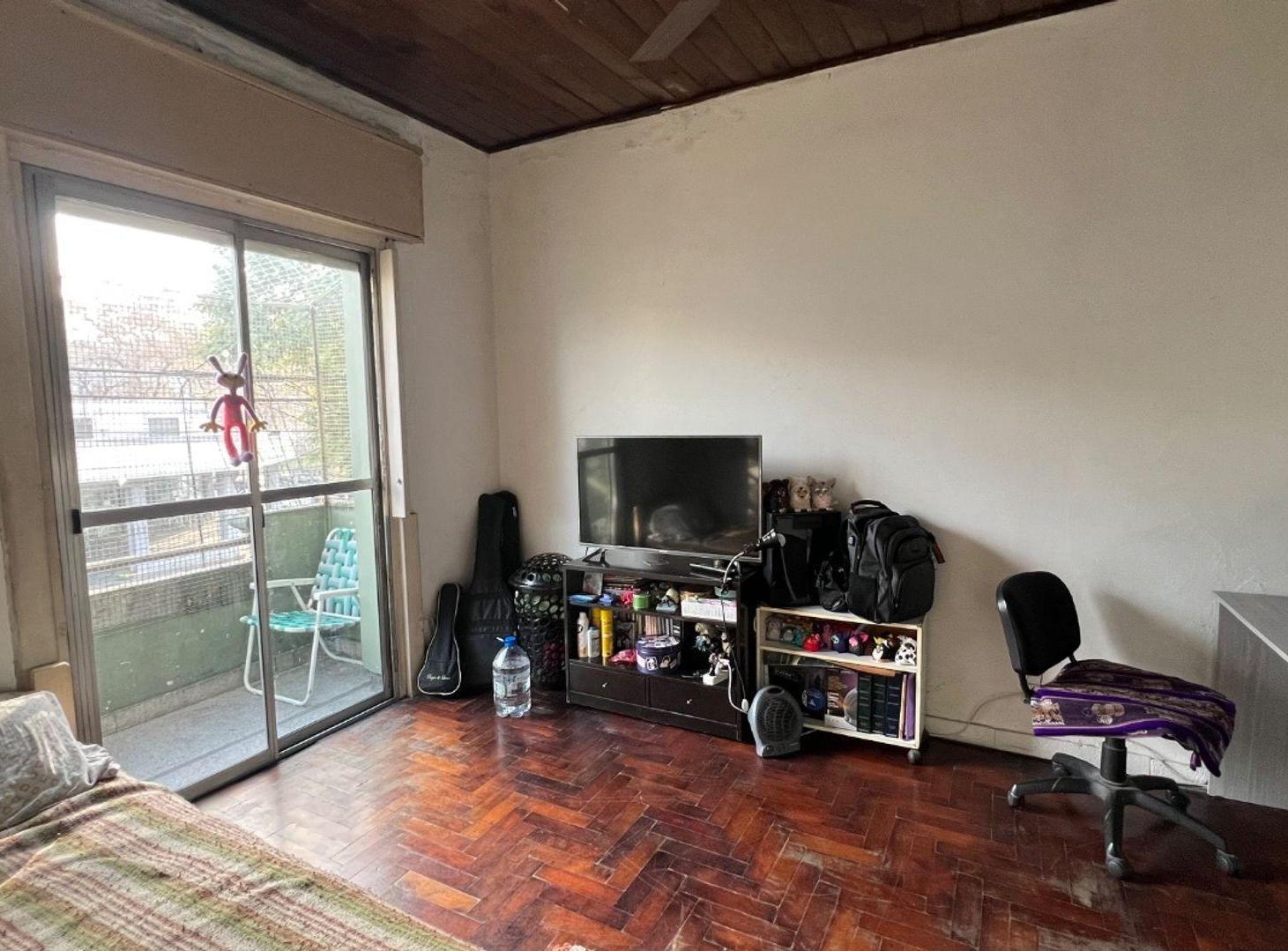 Foto de VENTA PH 2/3 AMB SIN EXPENSAS BALCÓN BARRACAS, imagen 1