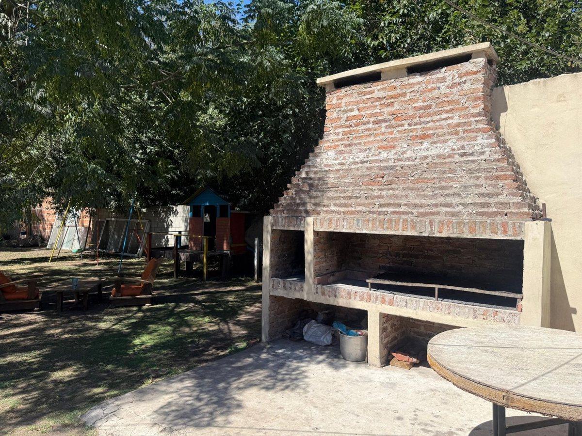 Foto de Venta Casa quincho patio y pileta Virrey del pino, imagen 5