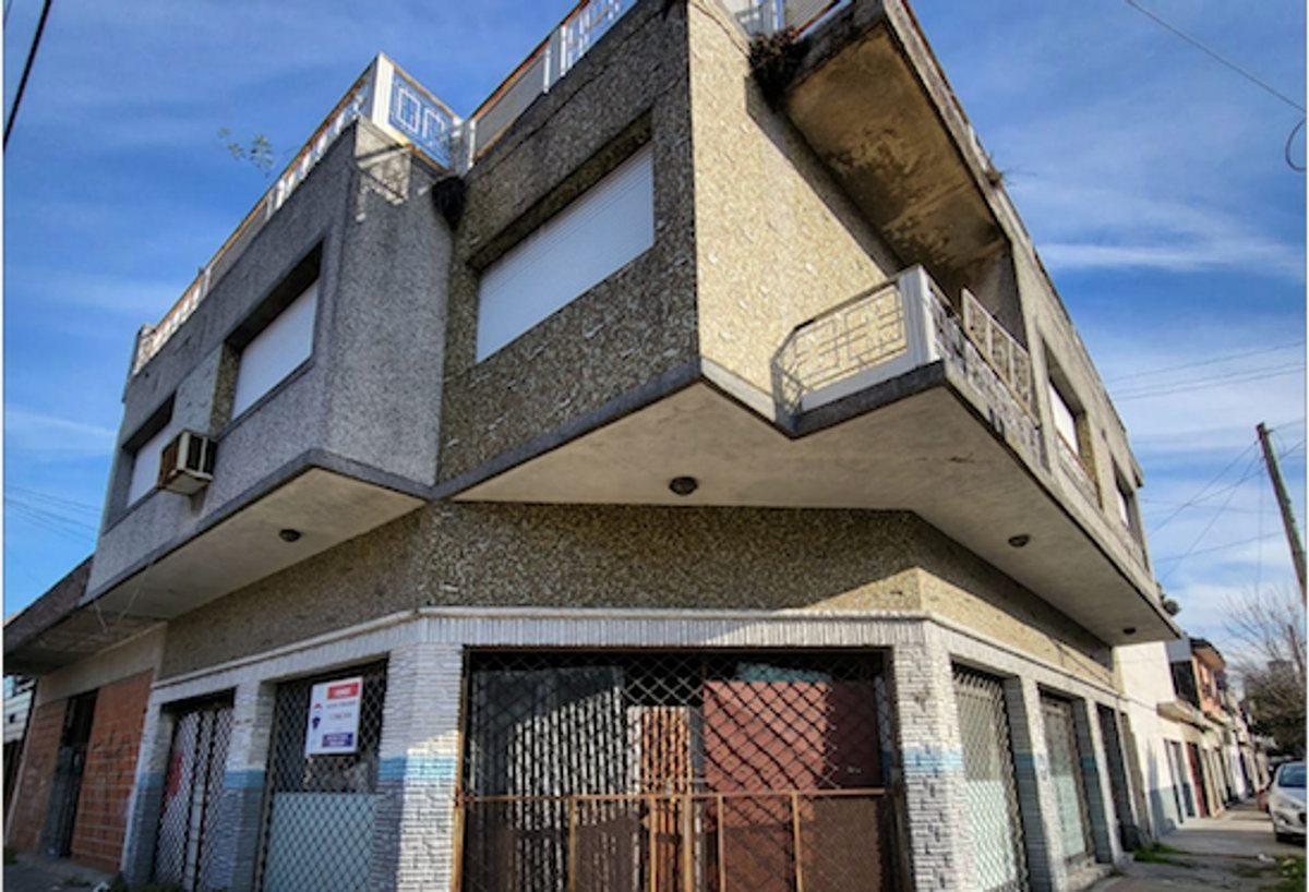 Foto de VENTA CASA VALENTIN ALSINA CON LOCAL + GALPON, imagen 1