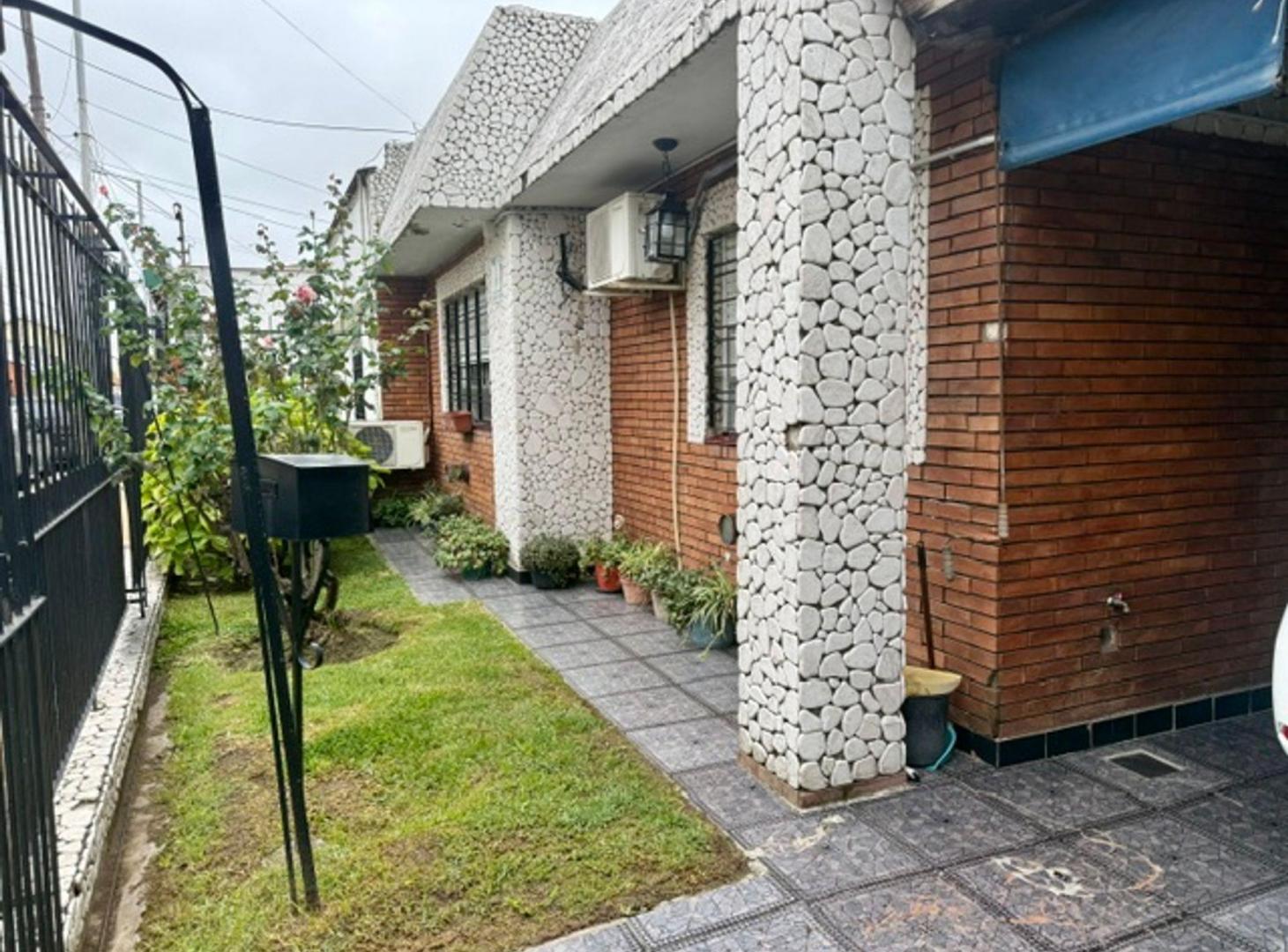Foto de VENTA DE CASA EN SARANDI 3 AMBIENTES CON GARAGE, imagen 1