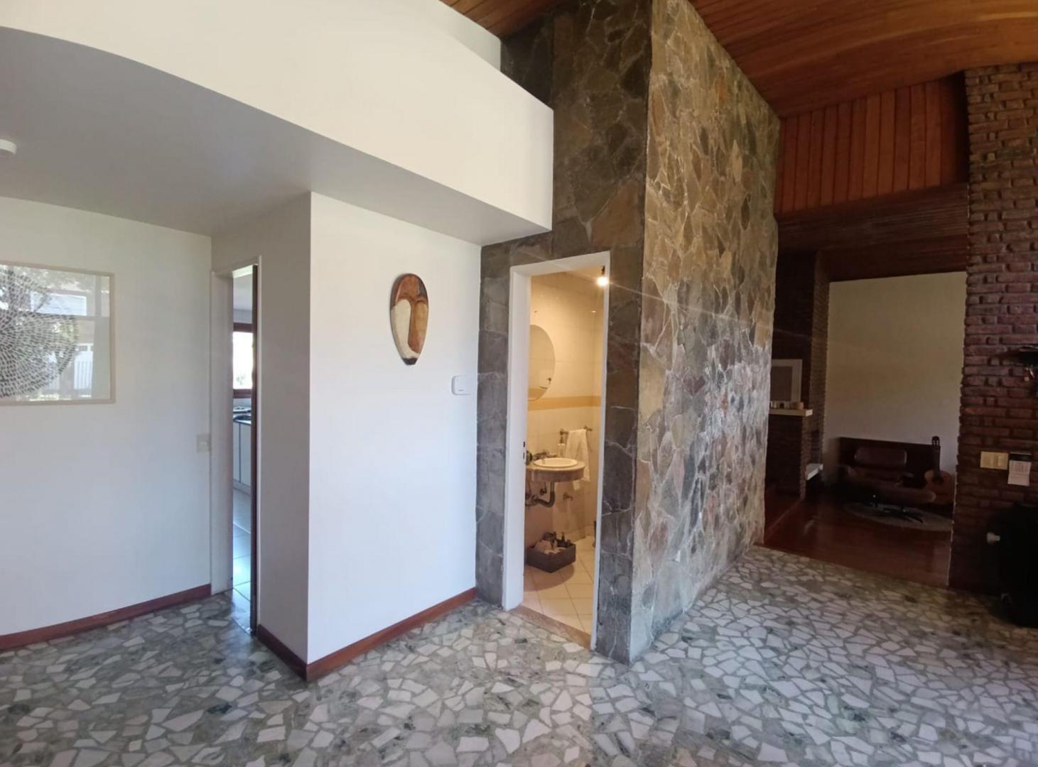 Foto de ALQUILER Olivos Casa 6 amb Quincho Pileta cochera, imagen 2