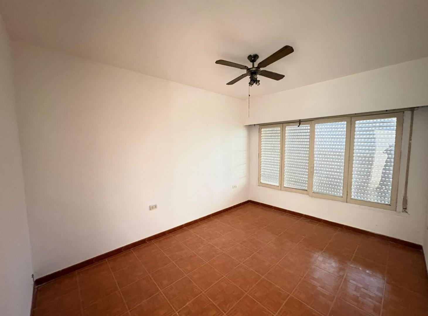 Foto de VENTA CASA 5 AMB QUILMES PILETA, imagen 3