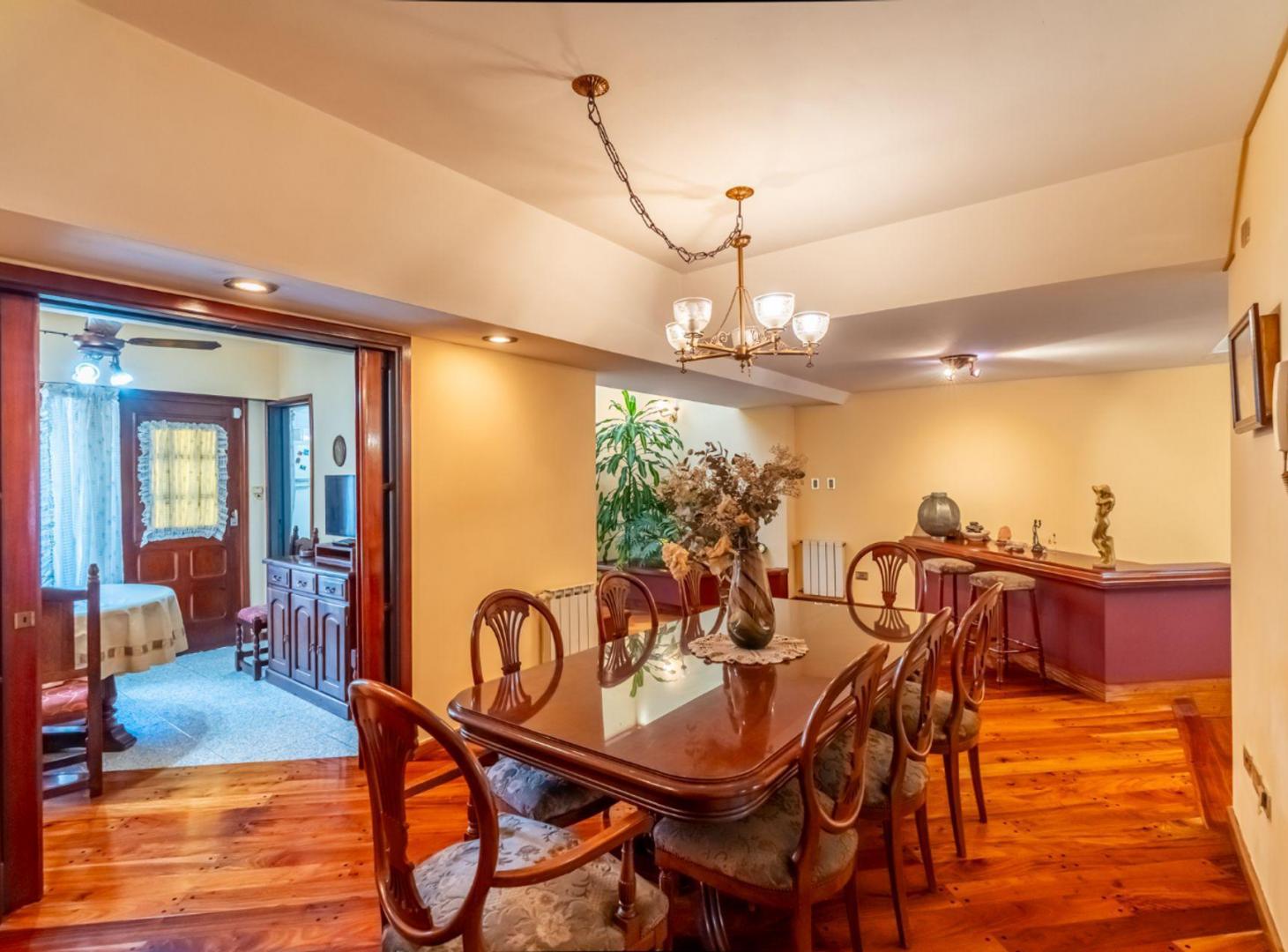 Foto de VENTA CASA 4 AMBIENTES CON COCHERA Y JARDIN WILDE, imagen 2