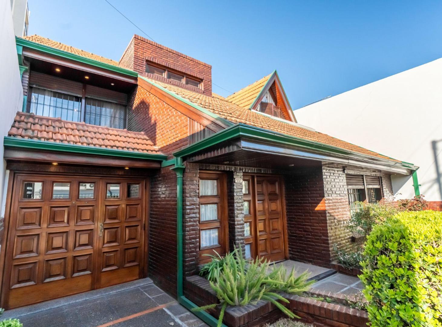 Foto de VENTA CASA 4 AMBIENTES CON COCHERA Y JARDIN WILDE, imagen 1