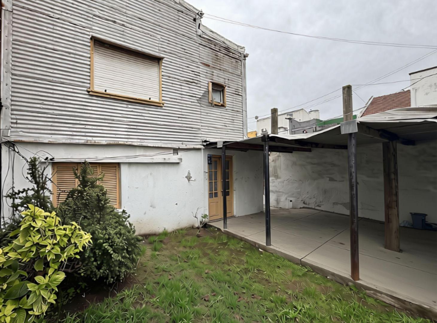 Foto de VENTA CASA 5 AMB LOTE 225M2 SARANDI AVELLANEDA, imagen 2