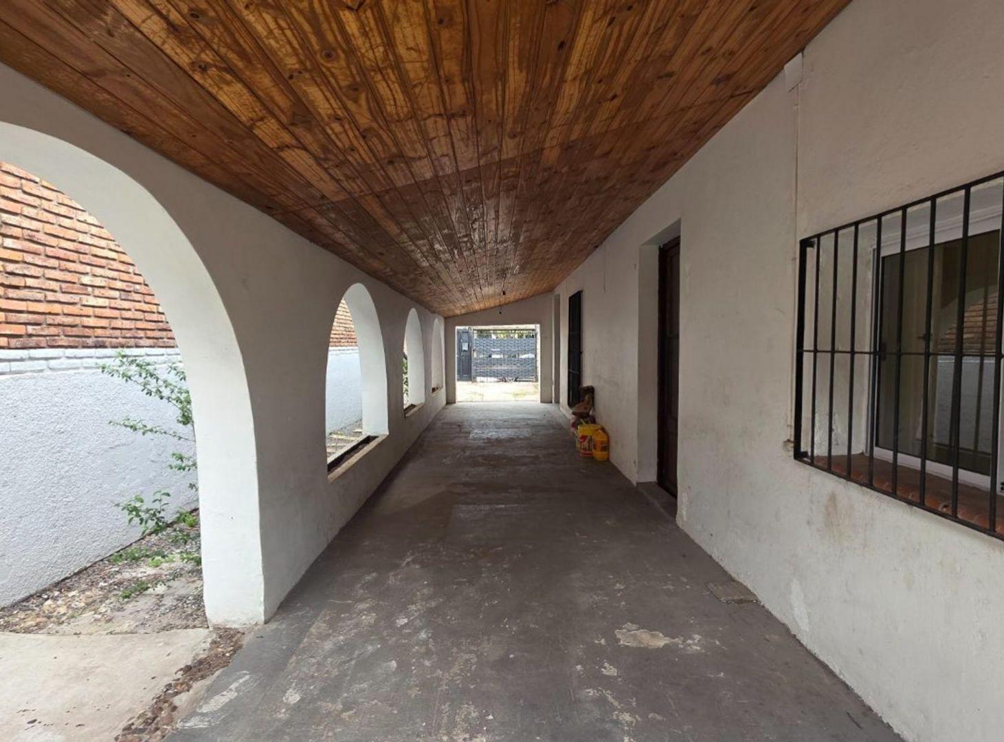 Foto de VENTA CASTELAR CASA 4 AMBIENTES GARAJE PASANTE, imagen 1