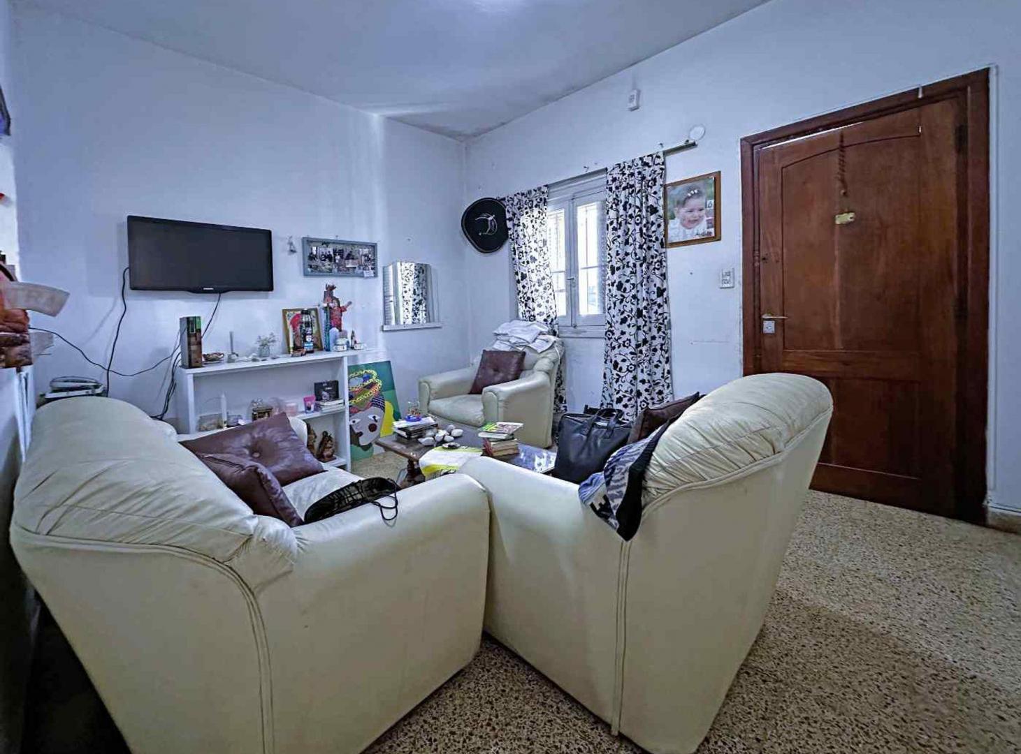 Foto de VENTA CASA 4 AMB CON PATIO Y COCHERA EN QUILMES E., imagen 5