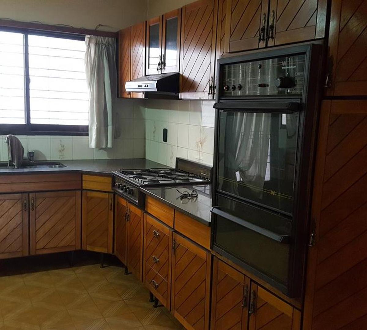 Casa 5 Ambientes Sup. 132 m² Patio 3 Cocheras Villa Lugan 1