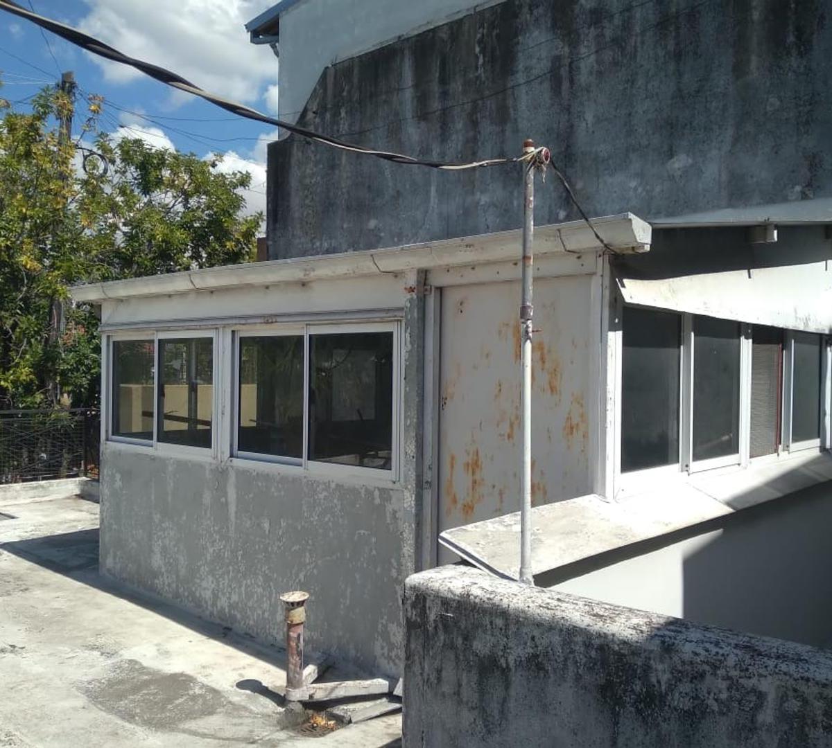 Casa con Local en Esquina (Estructura Para 2 Do Piso) 4
