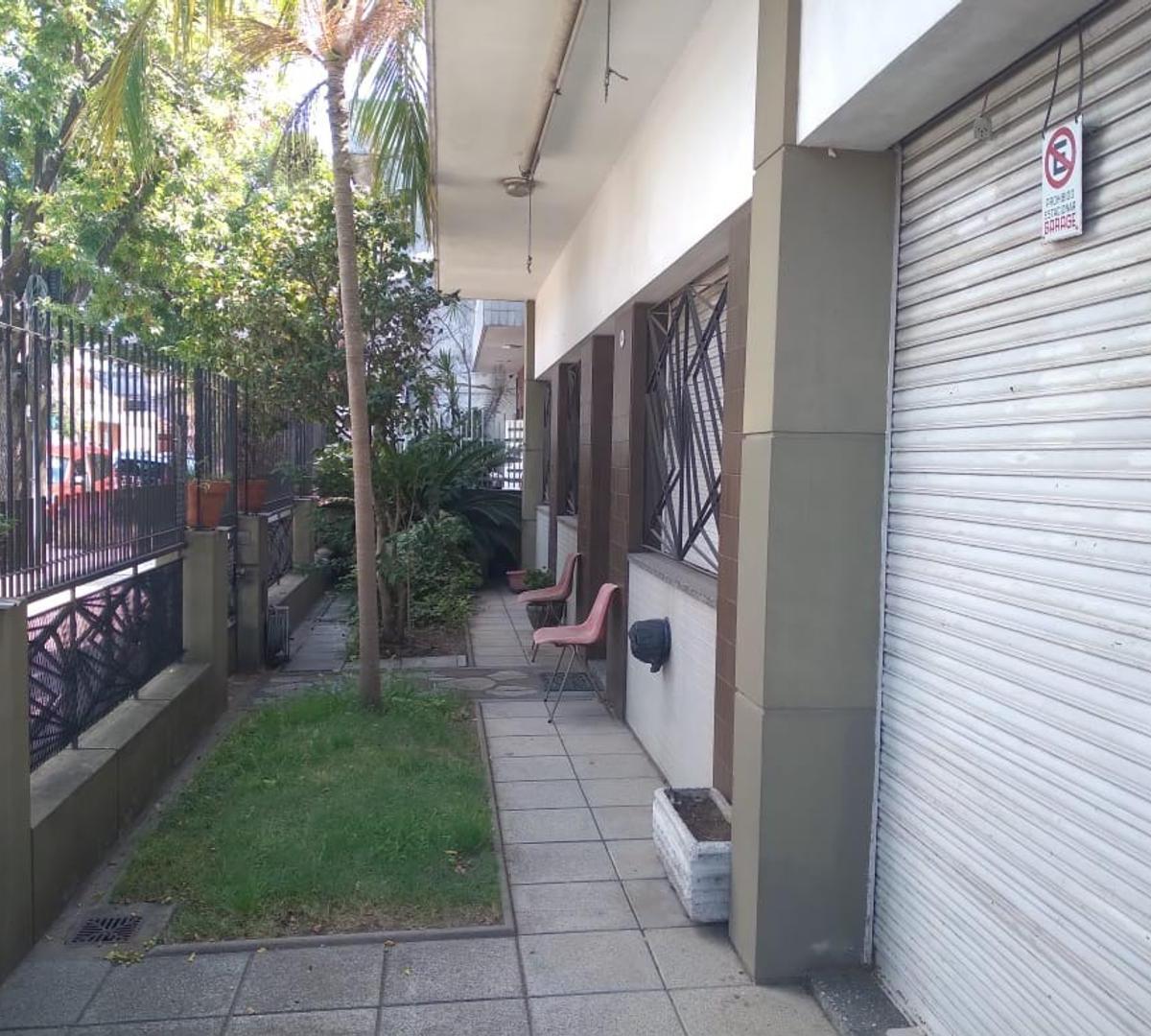 Casa con Local en Esquina (Estructura Para 2 Do Piso) 1