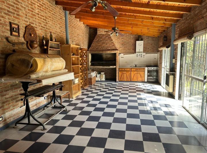 3 ambientes con parque y quincho c/parrilla