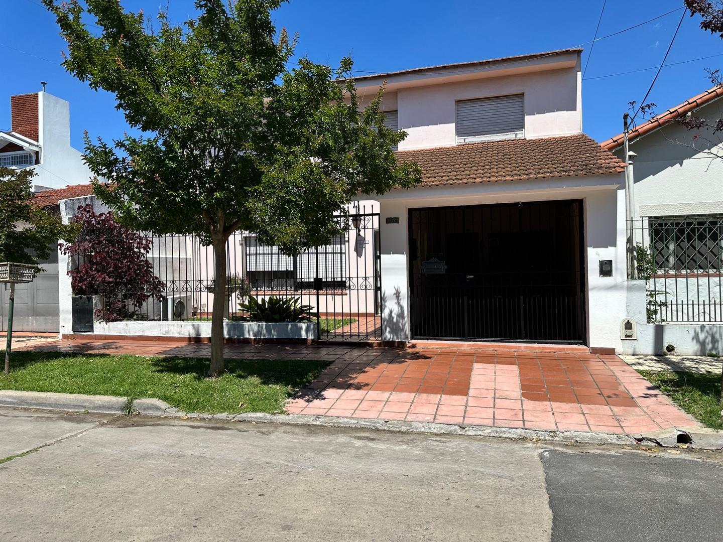 Casa 5 ambientes c/departamento, jardin quincho y parrilla