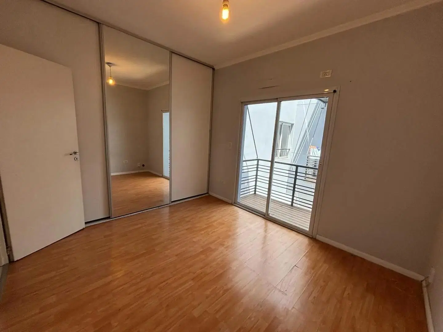 2 ambientes con balcon a 450 mts de la estaciòn de tren 2