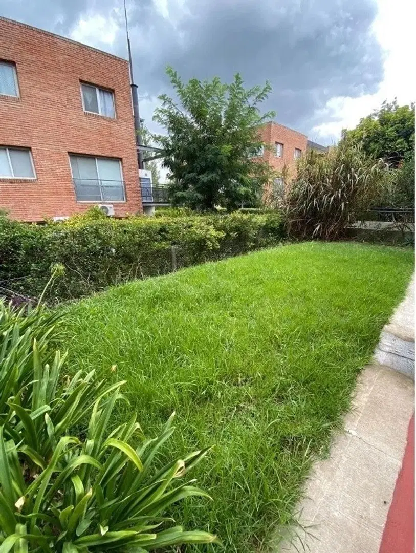 Departamento en alquiler  Las Mercedes con Jardín 3