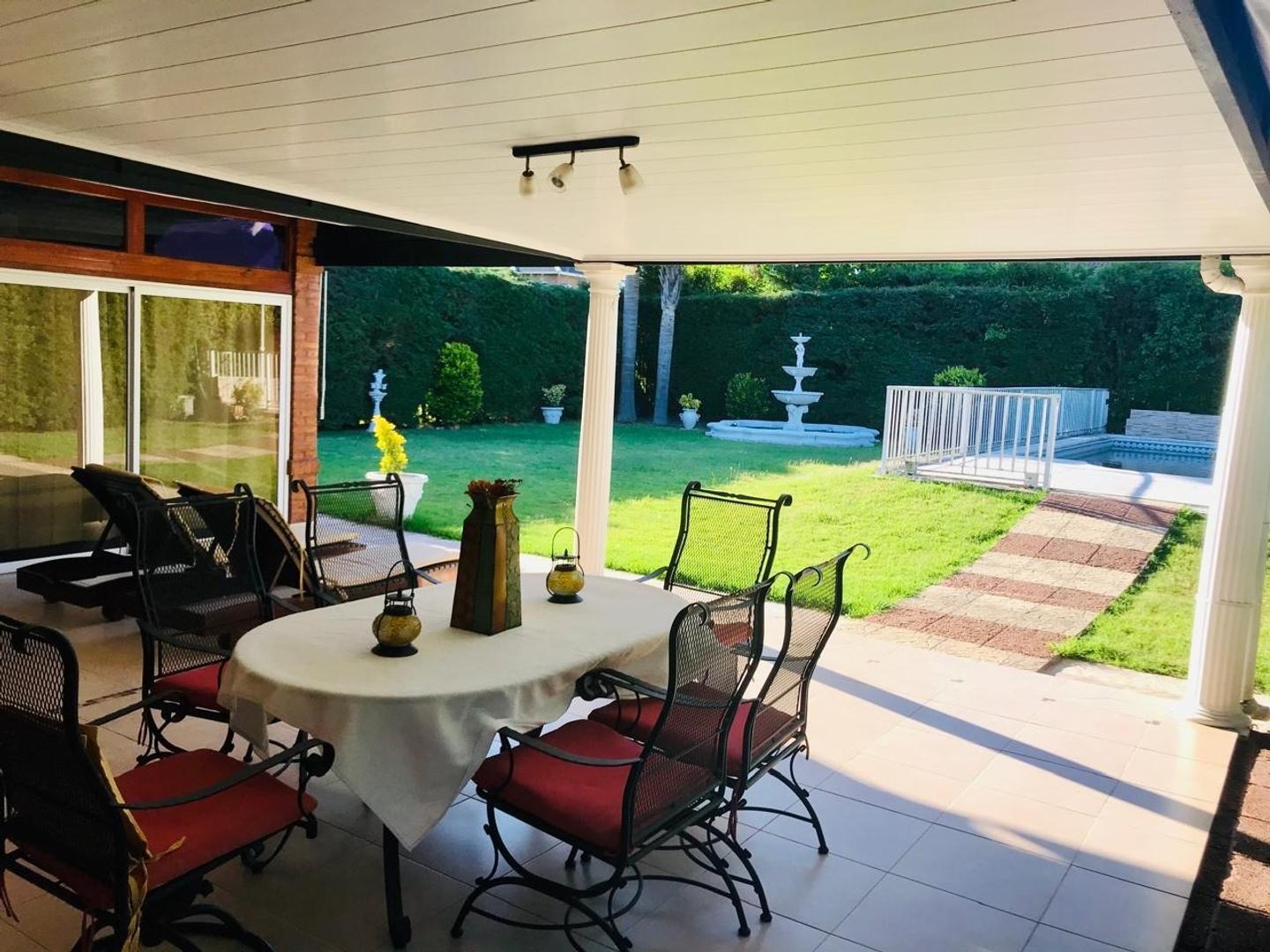 Casa en venta en Los Sauces con pileta