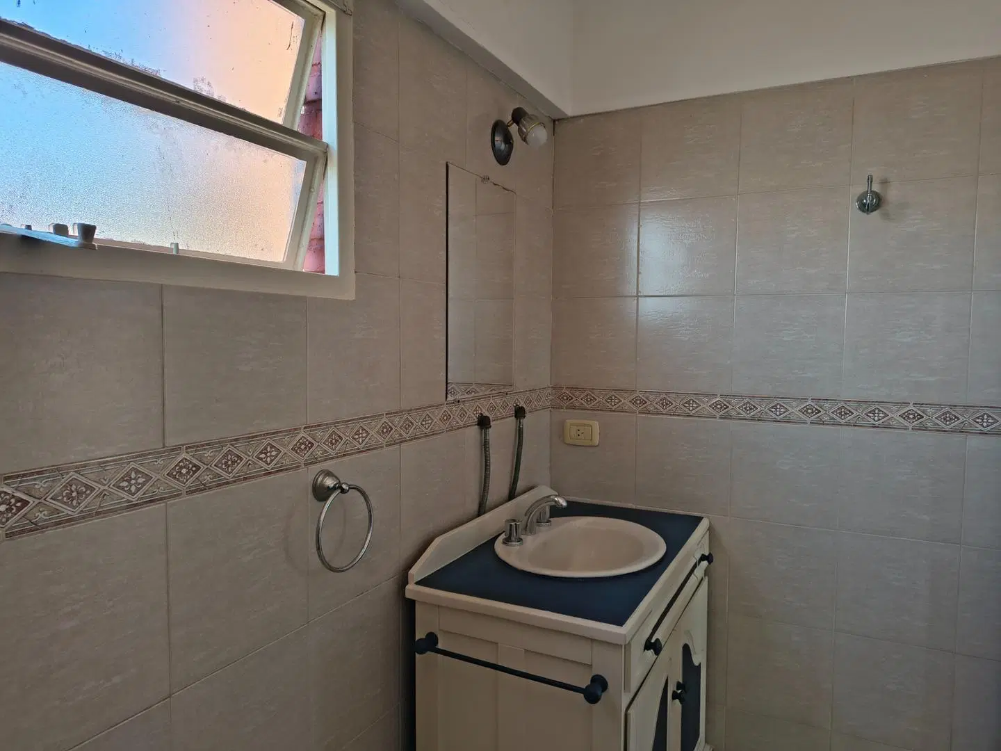 Departamento con ambientes amplios en alquiler 5