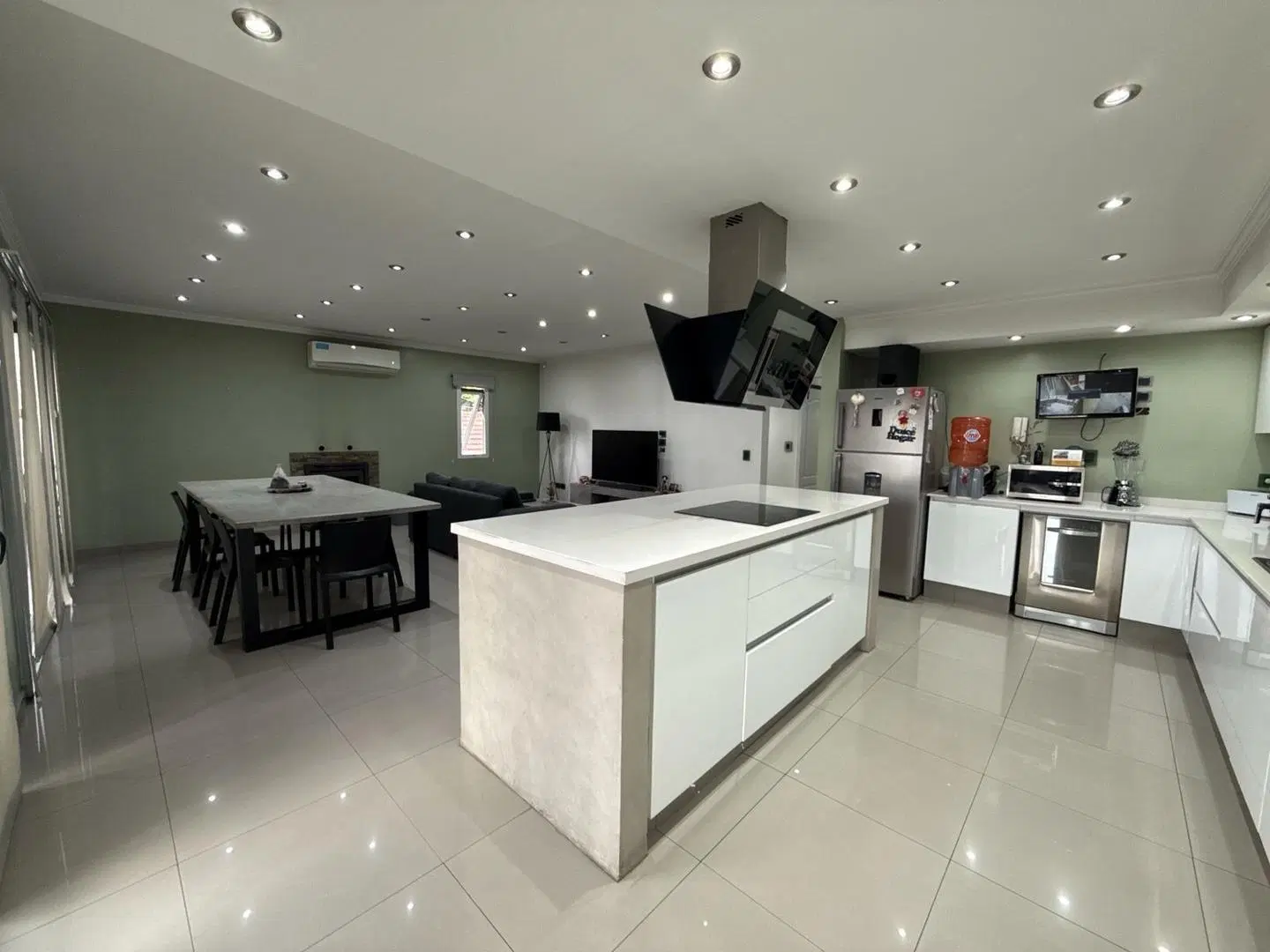 VENTA  VIVIENDA DE CATEGORÍA + IMPORORTANTE GALPÓN 4