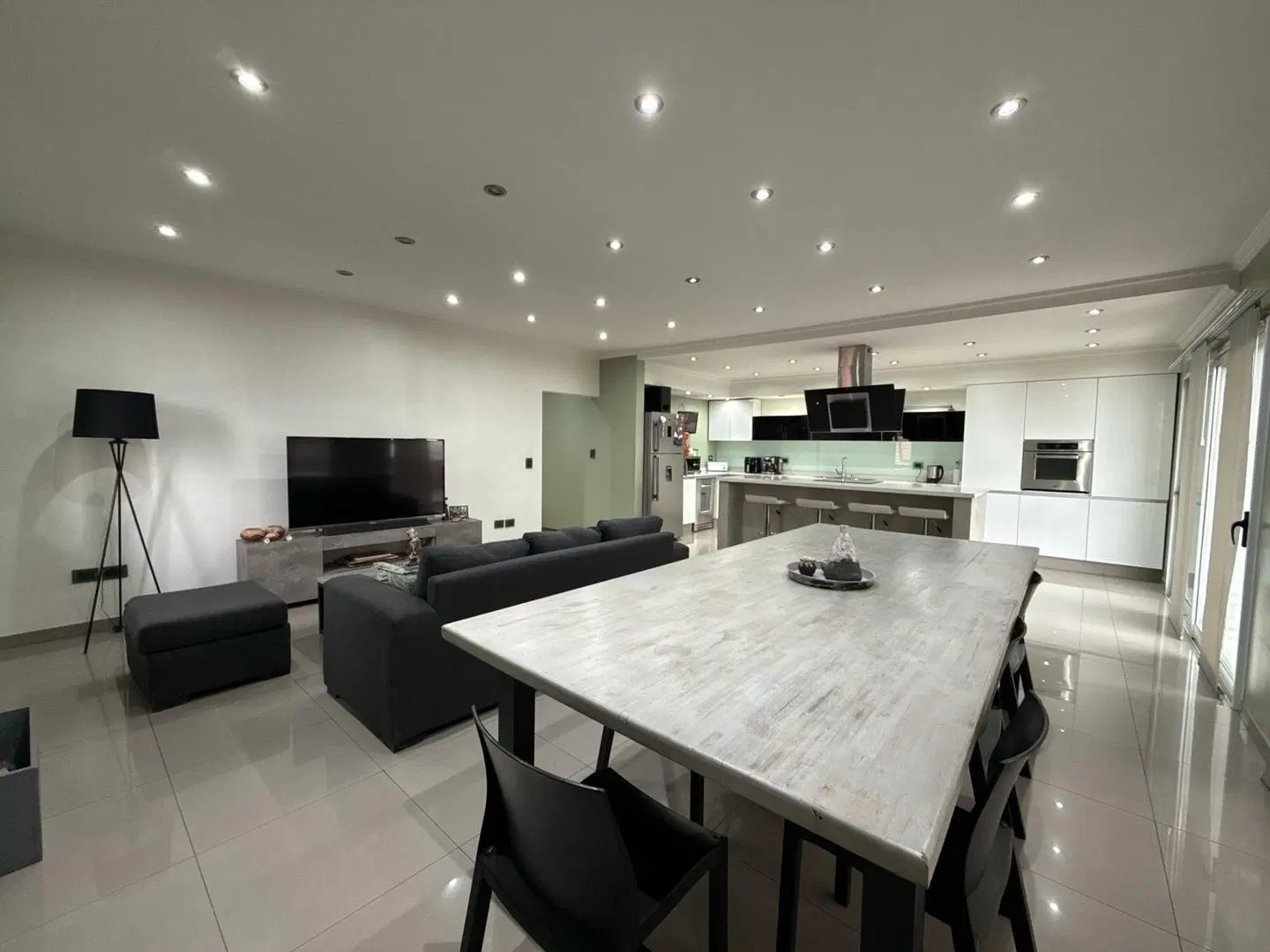 VENTA  VIVIENDA DE CATEGORÍA + IMPORORTANTE GALPÓN 8