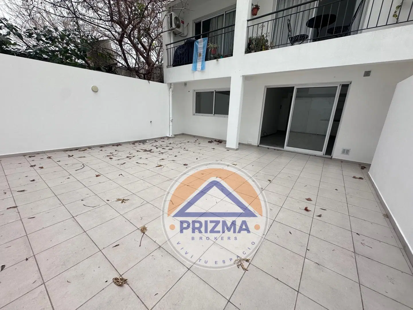 2 ambientes con 44 Mts de patio a 200 mts de la estaciòn. 3