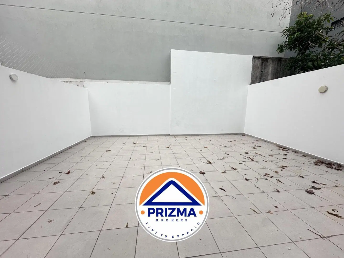 2 ambientes con 44 Mts de patio a 200 mts de la estaciòn. 5