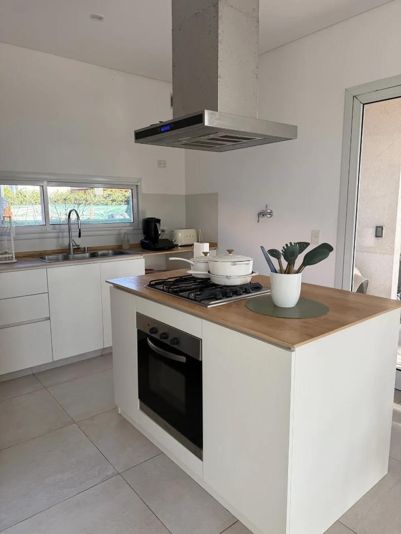 Foto de Casa en alquiler en Pilar del Este con pileta, imagen 3